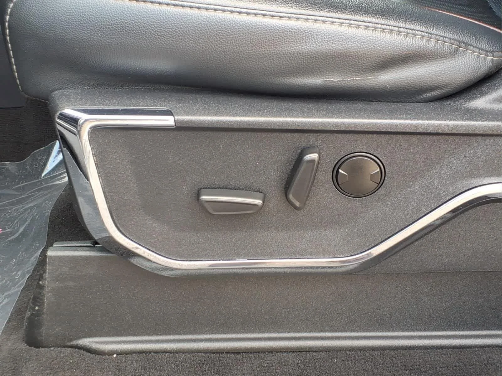 Used 2024 Iconic Silver Ford LARIAT image 18