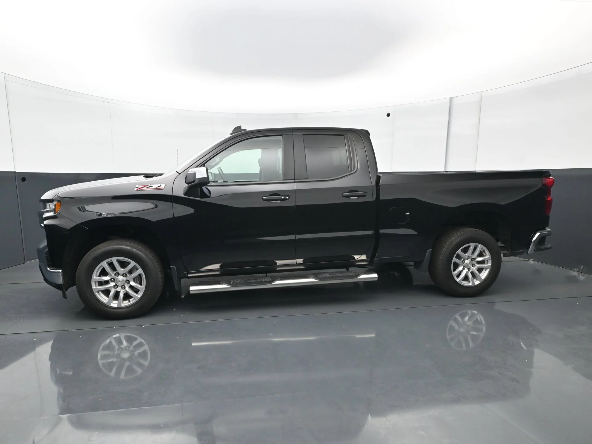 Used 2021 Chevrolet Silverado 1500 LT with VIN 1GCRYDED3MZ215473 for sale in Burnsville, Minnesota