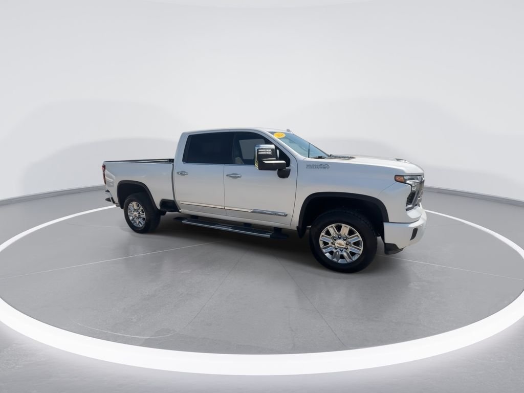 Used 2024 Beige Chevrolet High Country image 2