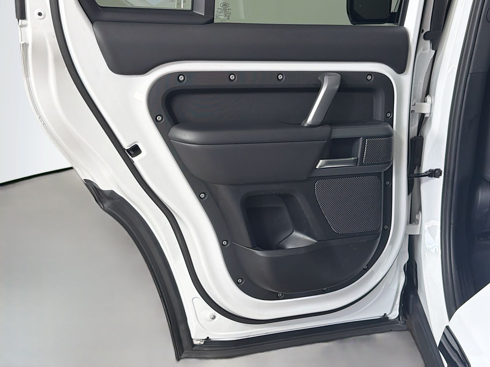 Used 2024 Fuji White Land Rover X-Dynamic SE image 26