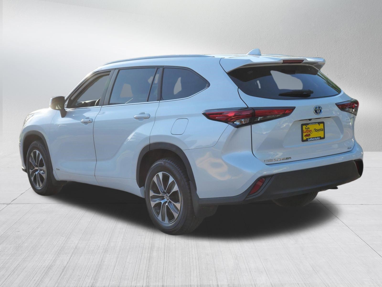 Certified Used 2020 Blizzard Pearl Toyota Limited image 5