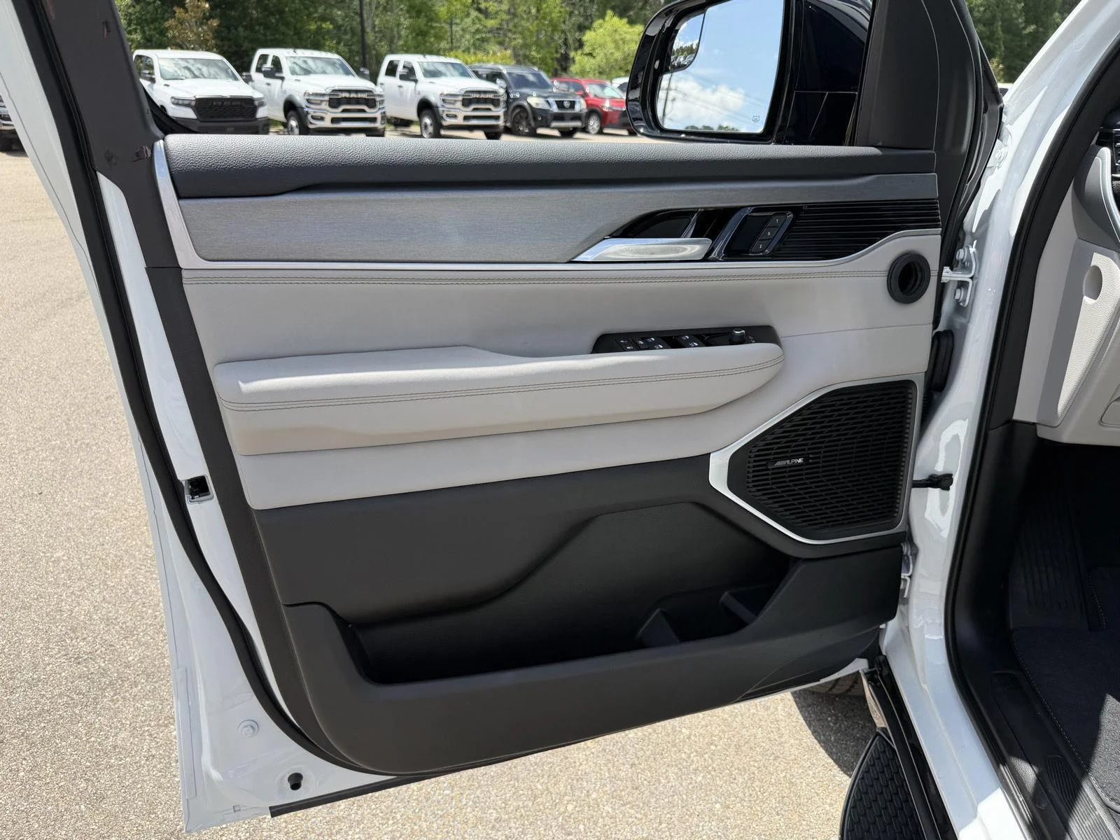 New 2026 Bright White Clear-Coat Exterior Paint Jeep 4x2 image 16