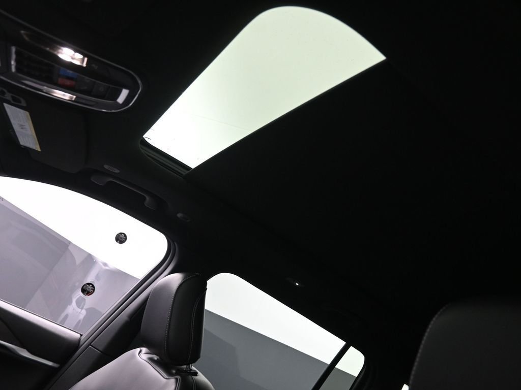 New 2026 Bright White Clear-Coat Exterior Paint Jeep Limited image 22