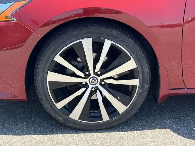 Used 2020 Red Nissan 2.5 Platinum image 41