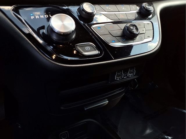 Used 2025  Chrysler Select image 6