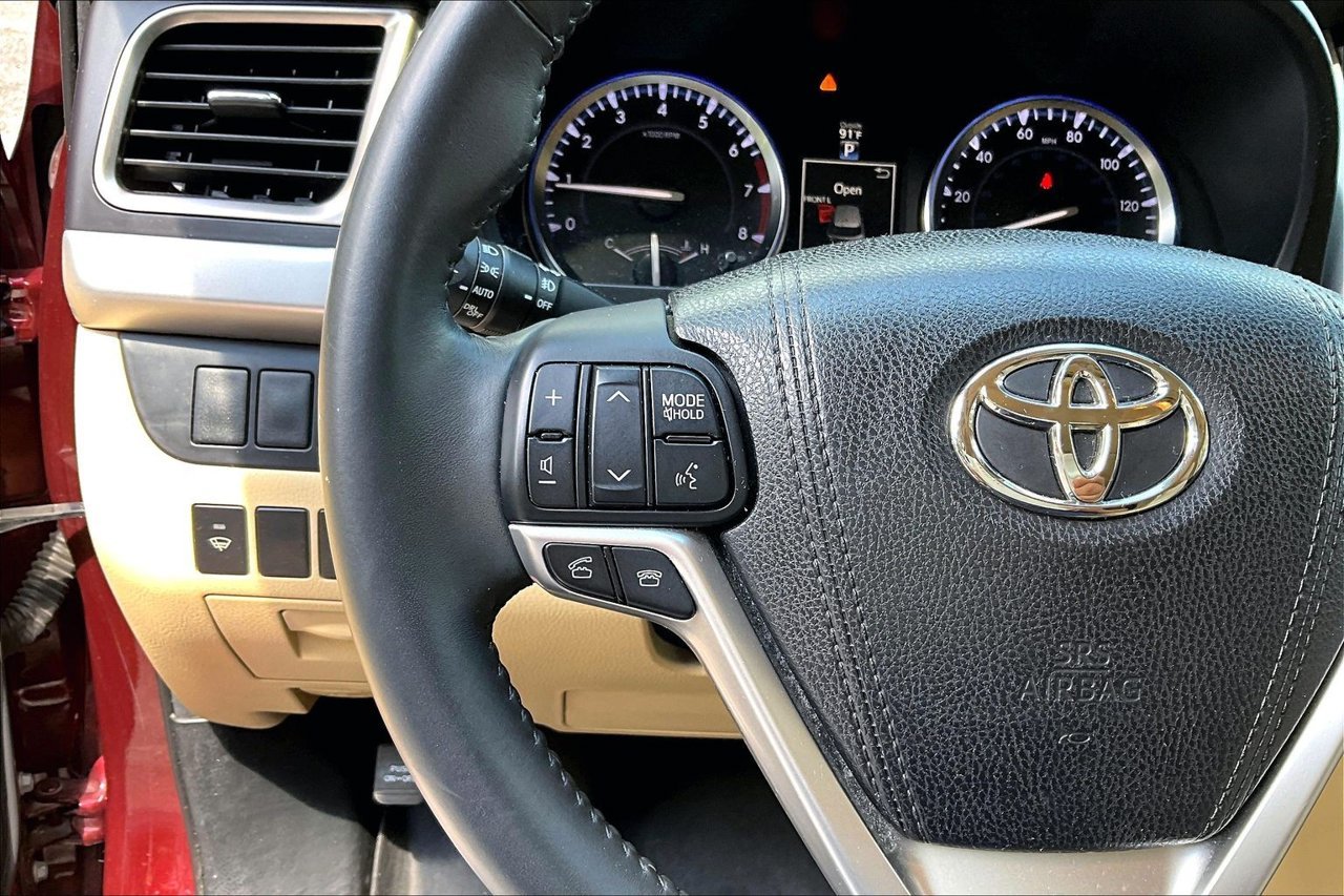 Used 2016 Red Toyota XLE V6 image 10