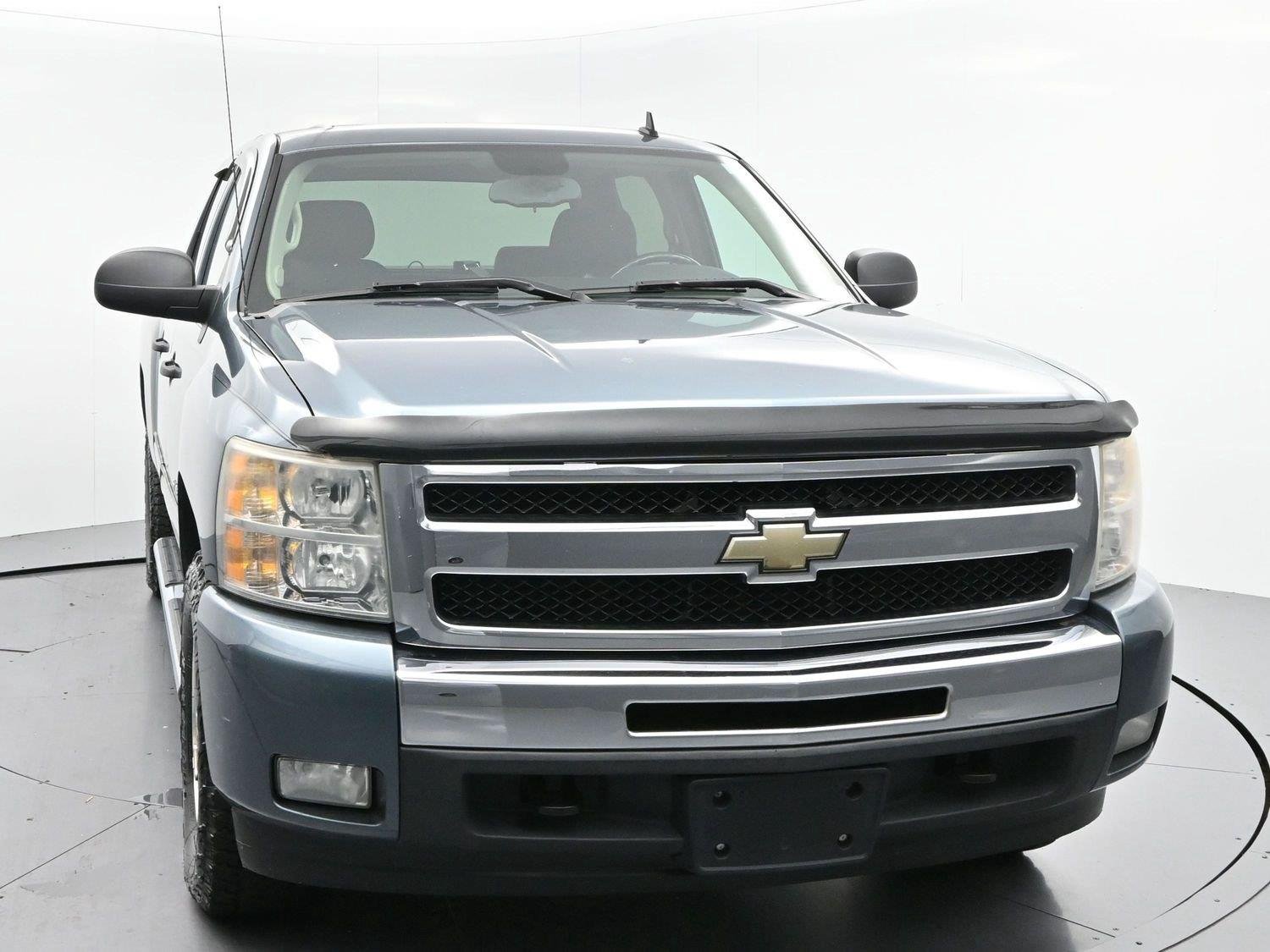 Used 2011 Blue Granite Metallic Chevrolet LT image 2