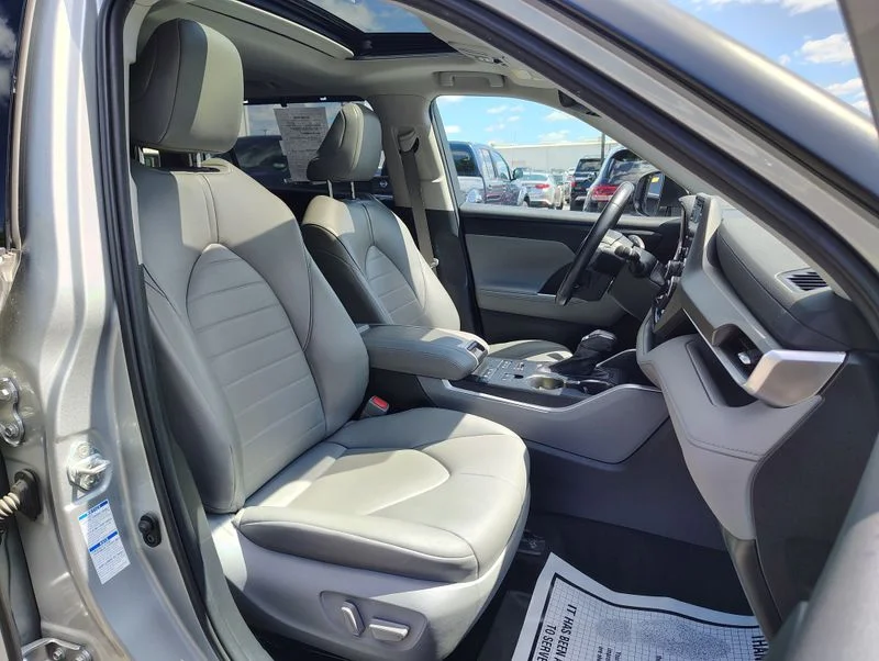 Used 2022 Silver Toyota XLE image 20