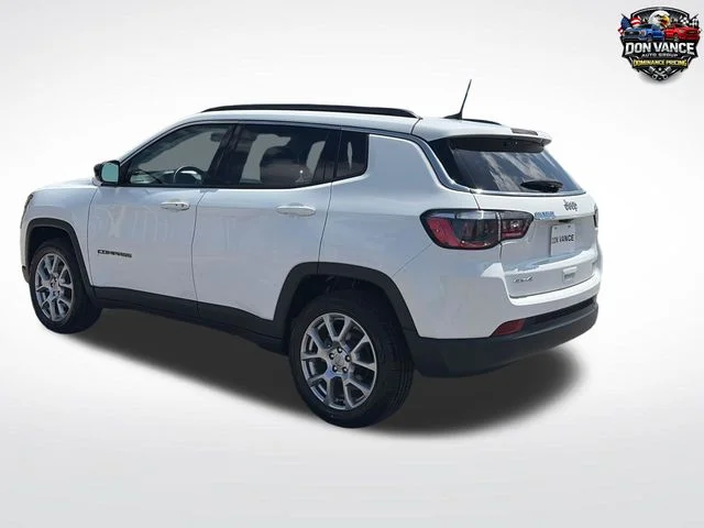 Used 2022 White Jeep Latitude Lux image 4