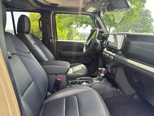 Used 2025  Jeep High Tide image 10