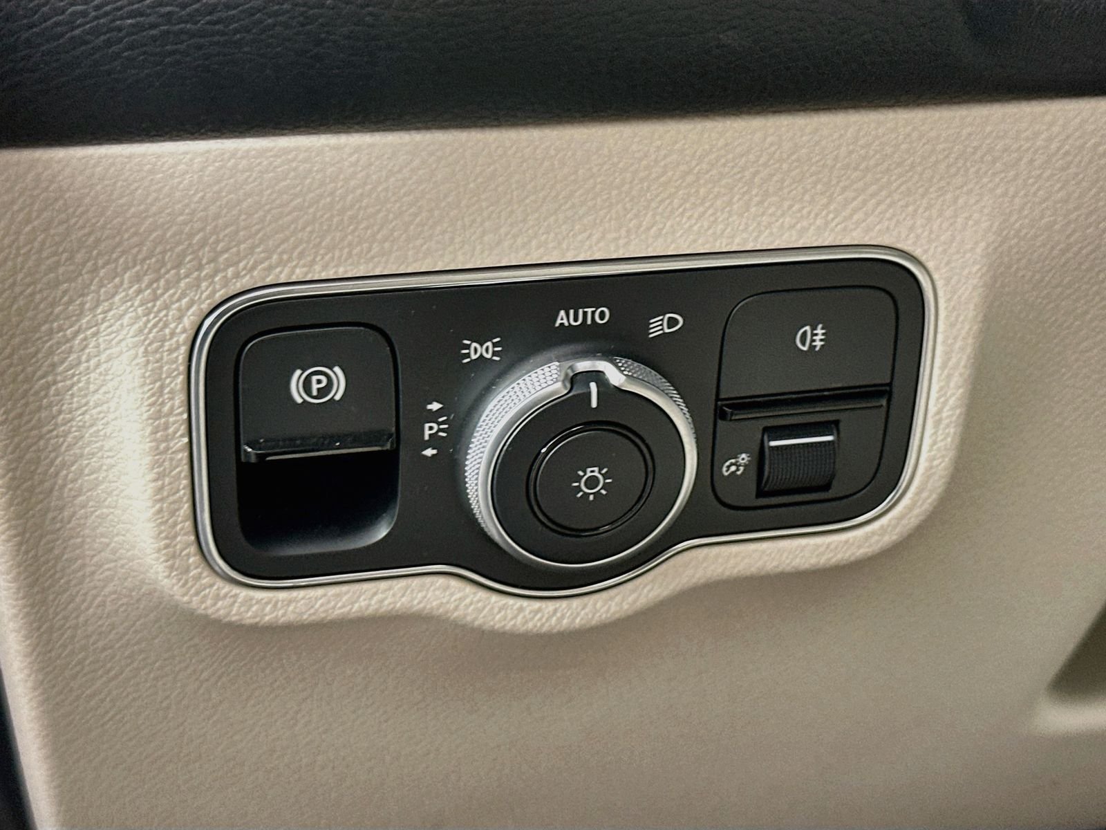 Used 2023 Black Mercedes-Benz 300 image 10