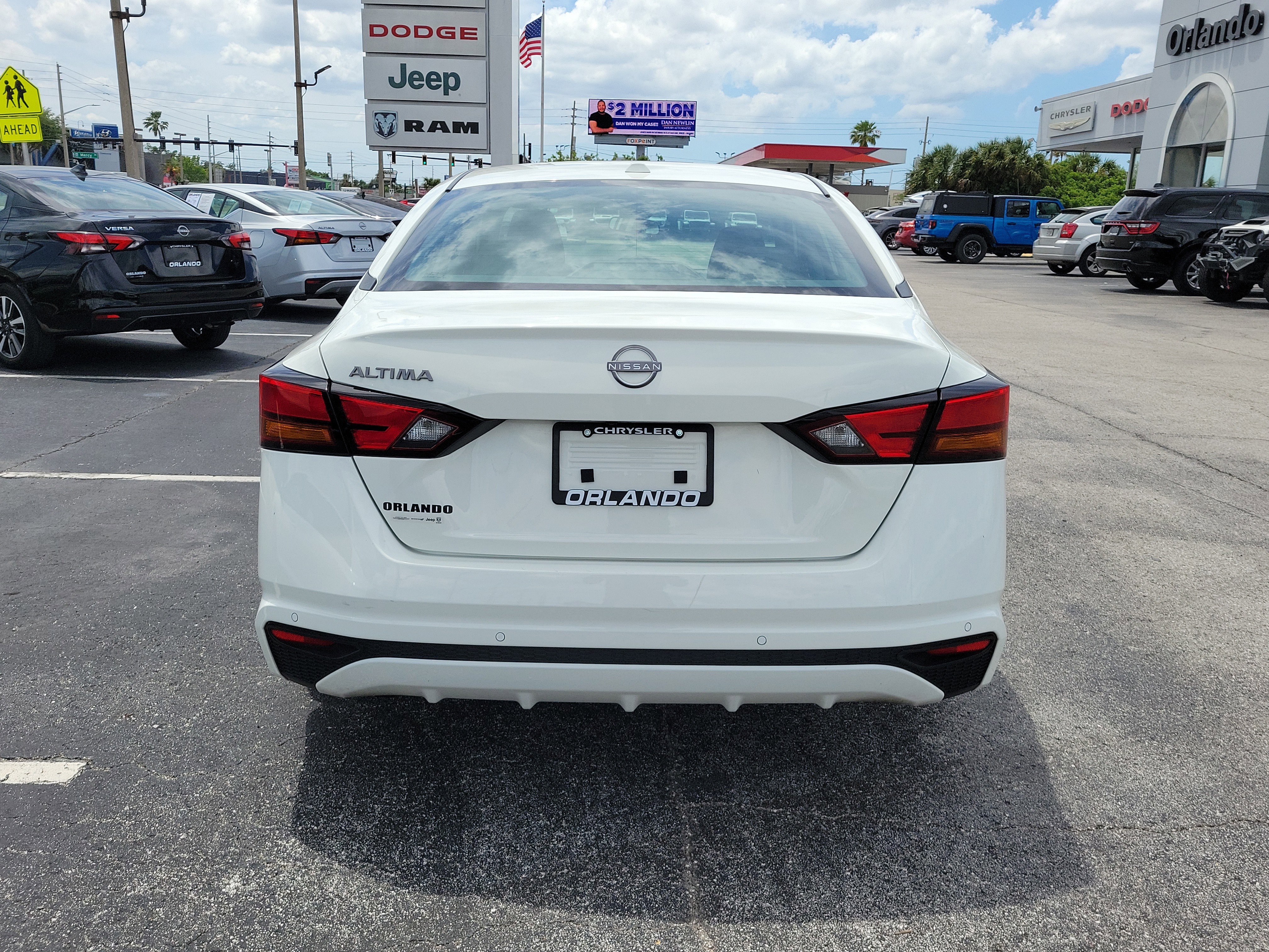 Used 2025 Glacier White Nissan SV image 5