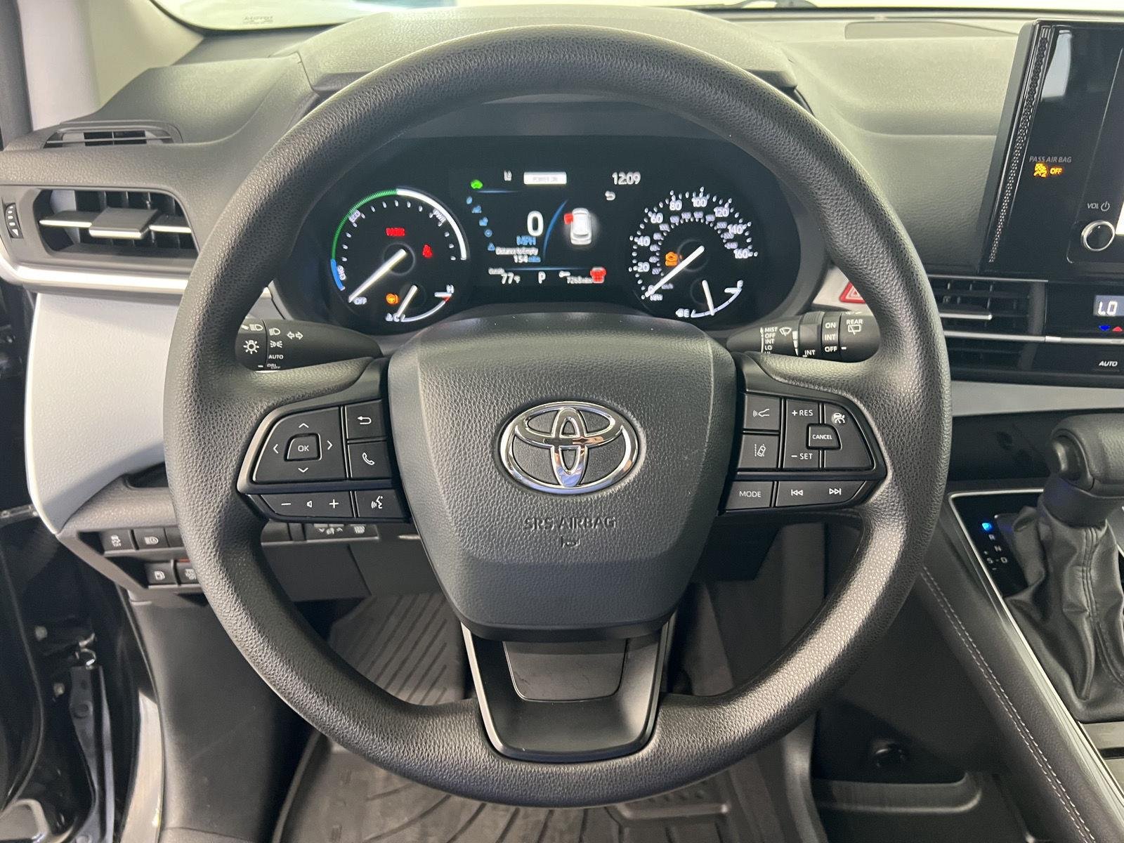 2025 Toyota Sienna LE - Photo 15