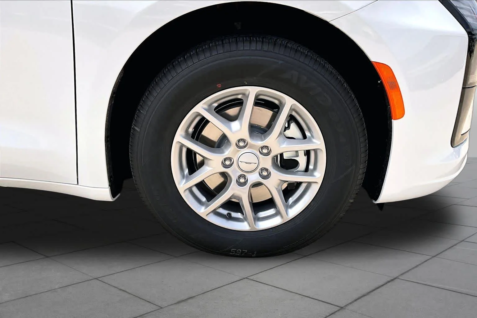 New 2027 Bright White Clear-Coat Exterior Paint Chrysler Select image 12
