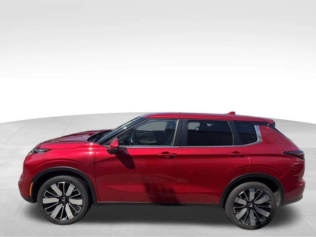 Used 2025 Red Mitsubishi SE image 2