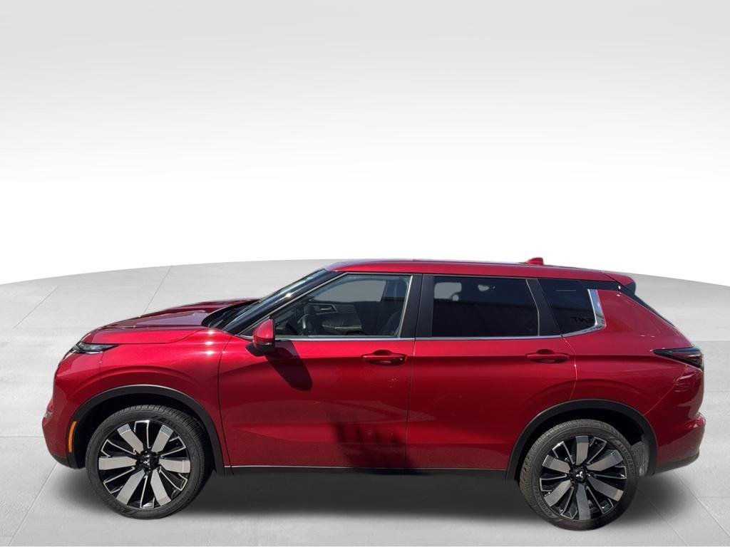 Used 2025 Red Mitsubishi SE image 2