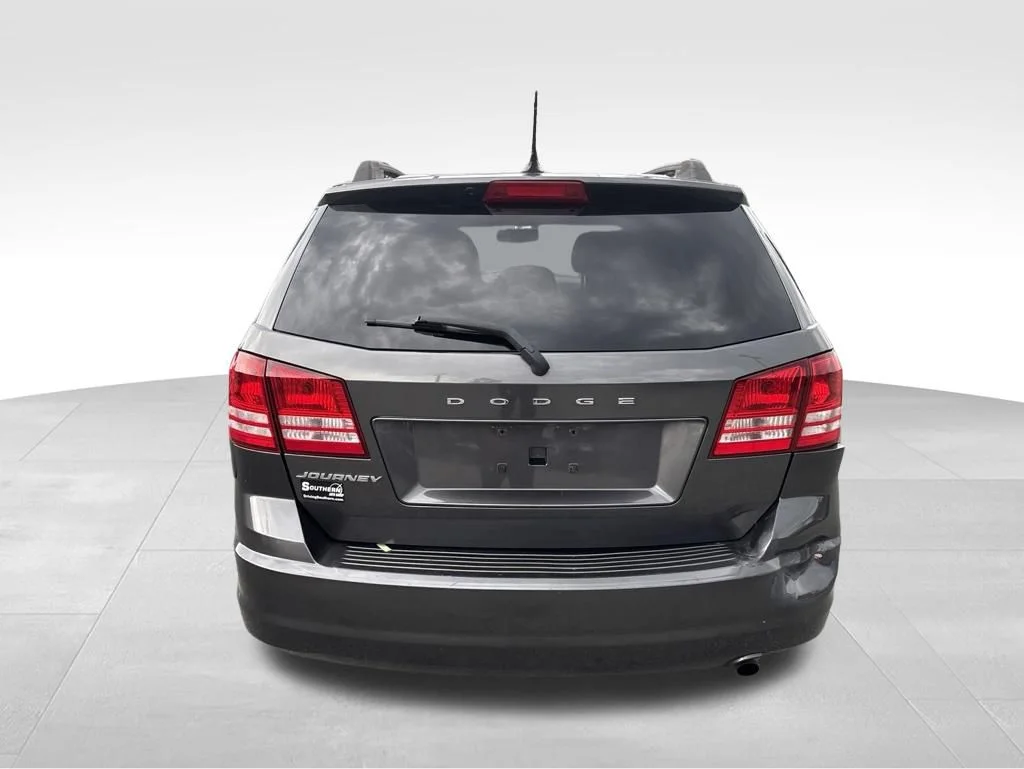 Used 2017 Gray Dodge SE image 4