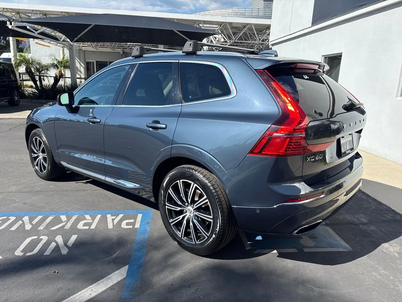 Used 2020 Blue Volvo T5 Inscription Sport Utility image 6