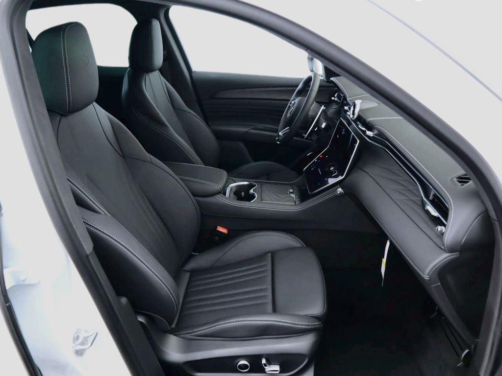 Used 2025 Bianco Astro Metallic Maserati Base image 21