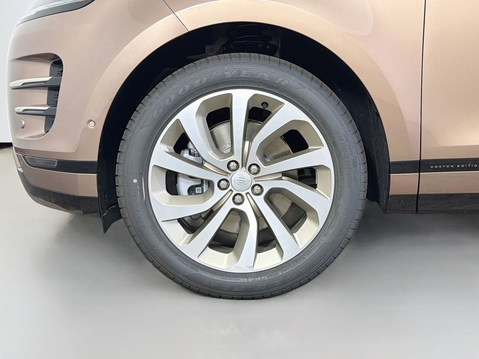 New 2026 Corinthian Bronze Land Rover Hoxton Edition image 36