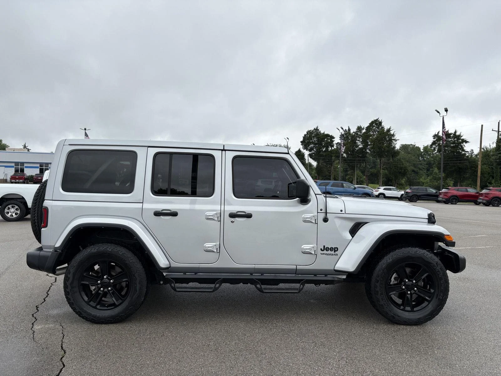 Used 2022 Silver Zynith Clearcoat Jeep Unlimited Sahara Altitude image 6