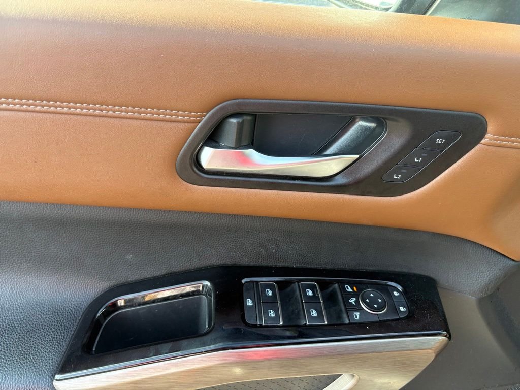 Used 2023 Black Nissan Platinum image 9