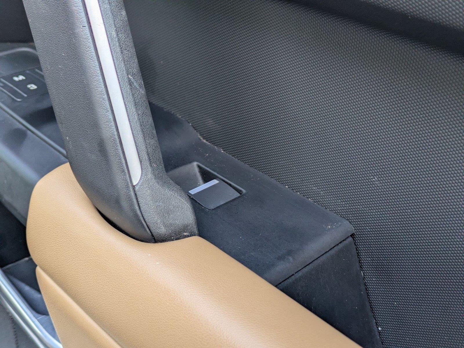 Used 2025 Fuji White Land Rover X-Dynamic SE image 33
