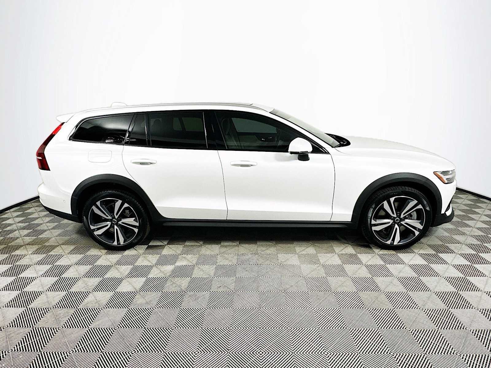 New 2026 Crystal White Volvo Plus image 8