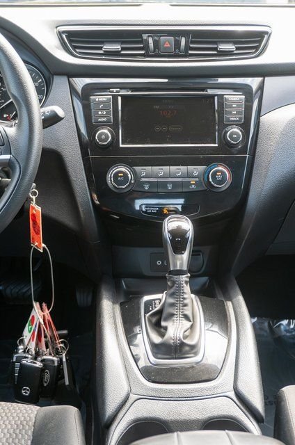 Used 2022 Red Nissan S image 15
