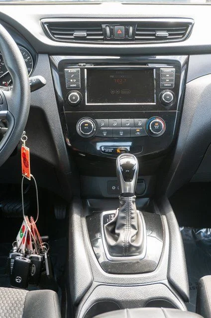 Used 2022 Red Nissan S image 15