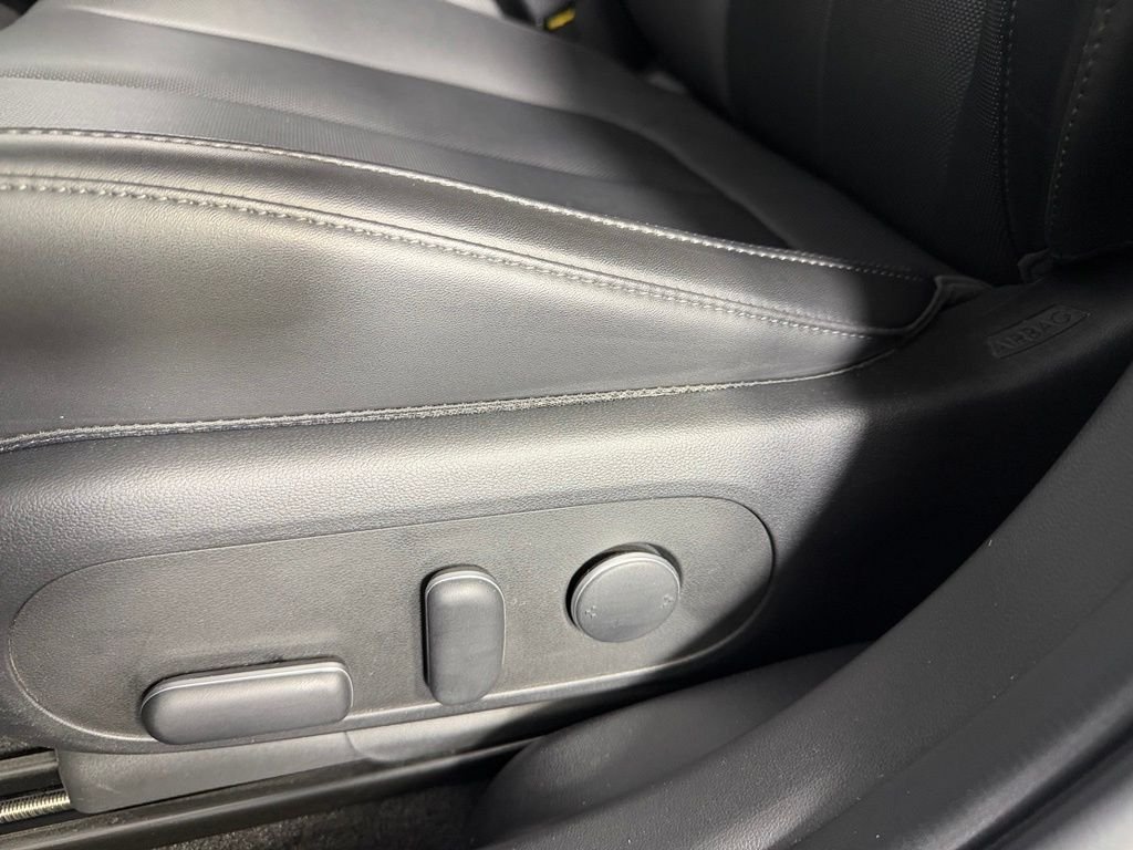 Used 2025 White Hyundai SEL image 23