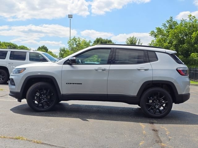 New 2026 Silver Zynith Metallic Clear-Coat Exterior Paint Jeep Latitude image 22