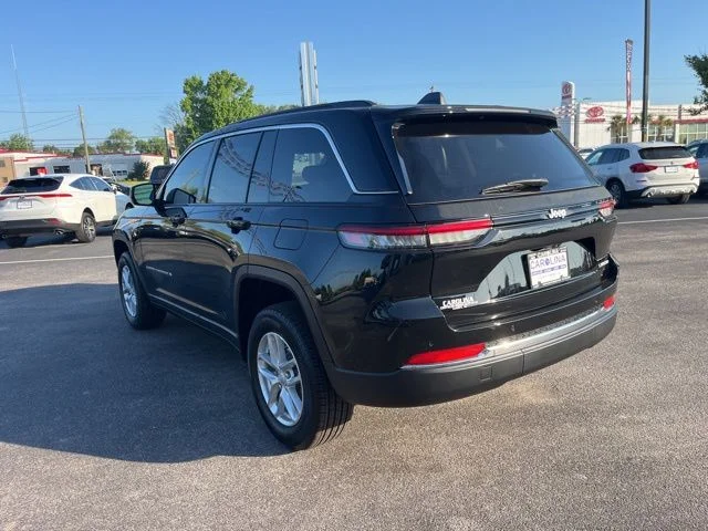 New 2026 Diamond Black Crystal Pearl-Coat Exterior Paint Jeep Laredo image 3