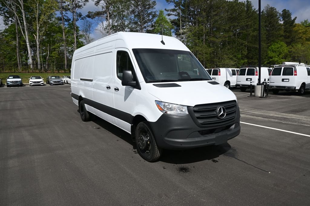 Used 2026 Arctic White Mercedes-Benz Cargo 170 WB image 22