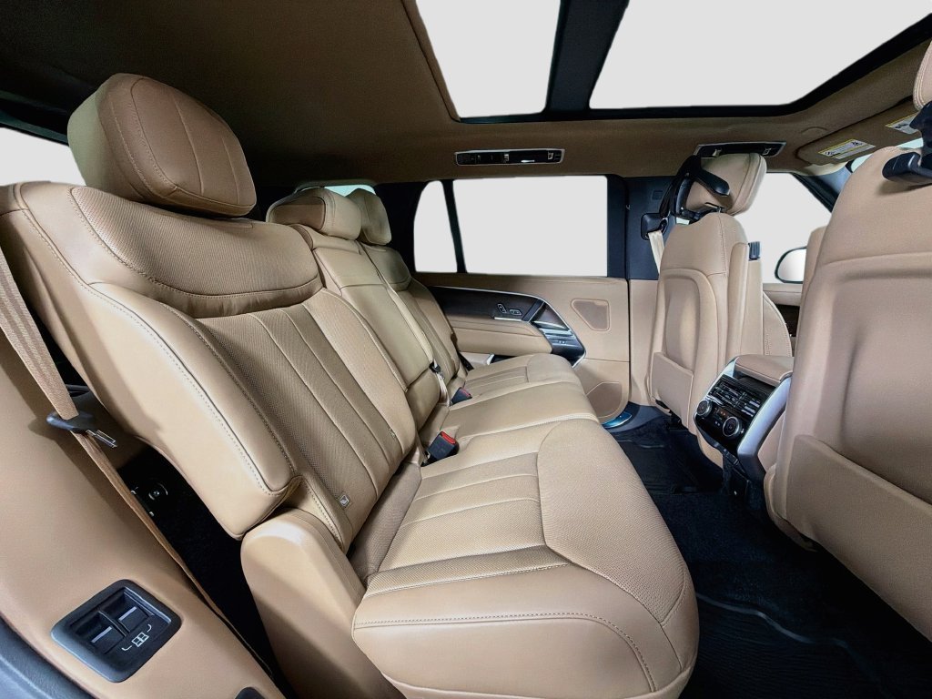 New 2027 Belgravia Green Land Rover SE image 29