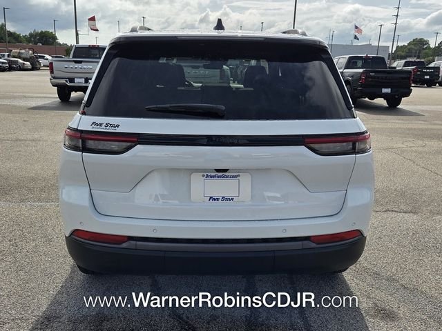 New 2026 Diamond Black Crystal Pearl-Coat Exterior Paint Jeep Laredo image 10