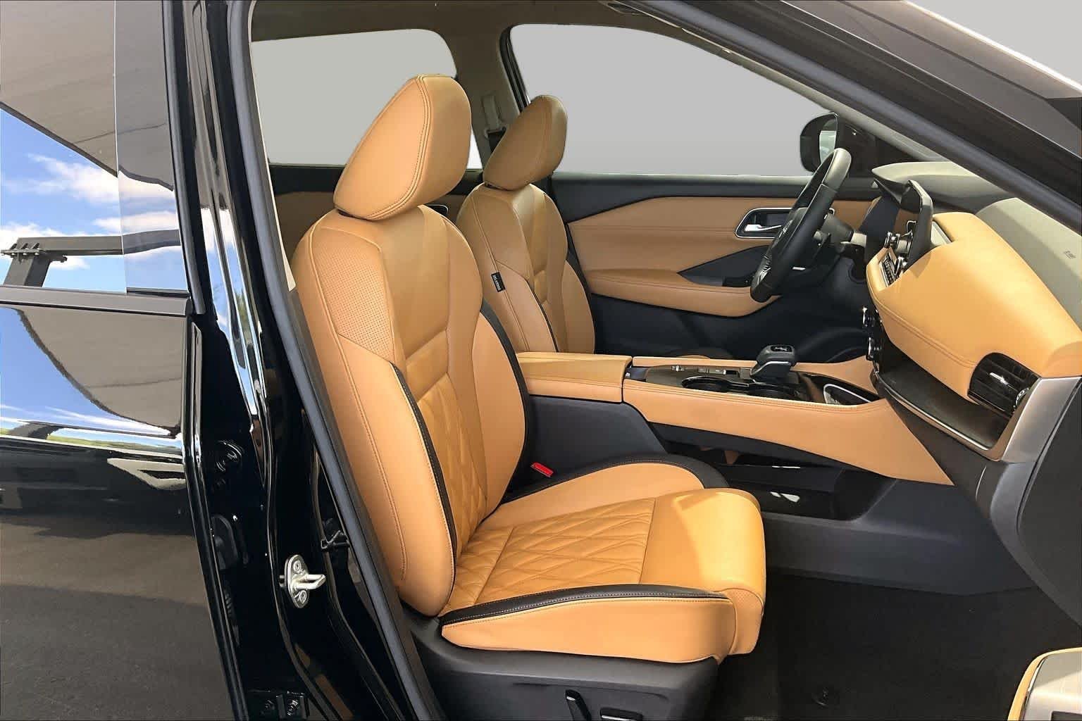 Used 2023 Super Black Nissan Platinum image 9