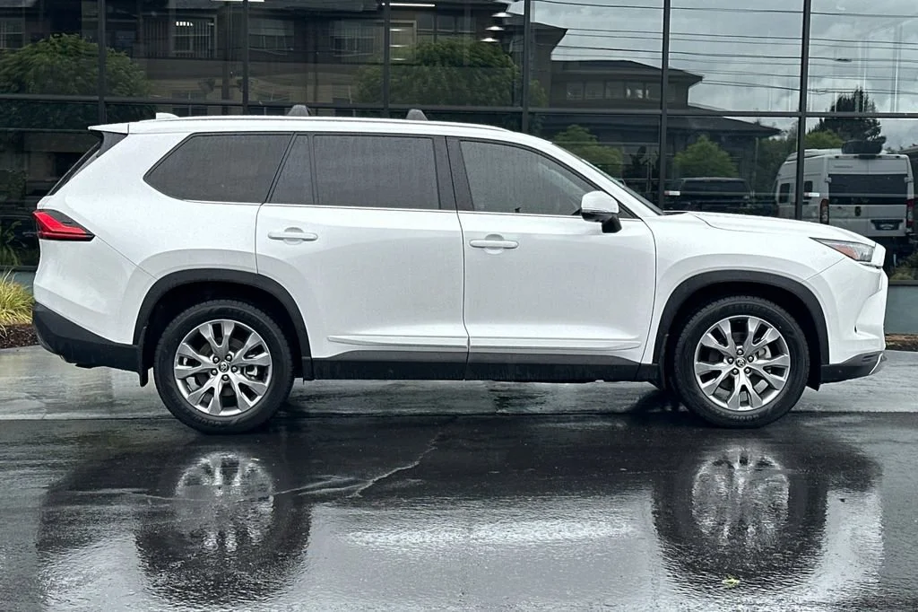 Used 2024 Pearl Toyota XLE image 3