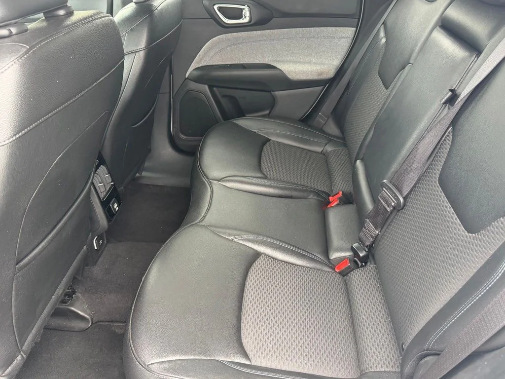Used 2024 White Jeep Latitude image 56