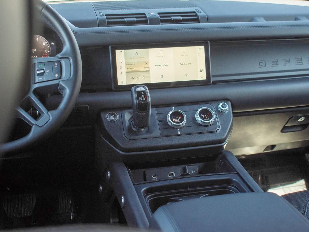 Used 2023 White Land Rover X-Dynamic SE image 21