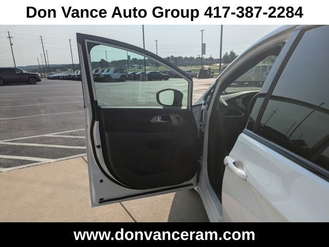 2025 Chrysler Pacifica Select - Photo 10