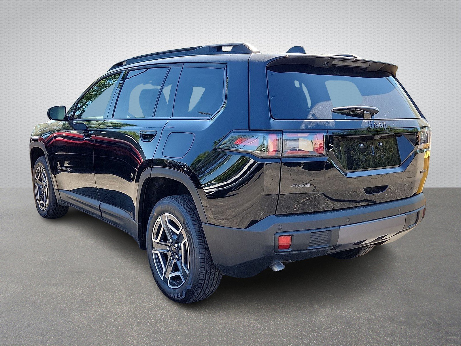 New 2026 Diamond Black Crystal Pearl-Coat Exterior Paint Jeep Limited 4x4 image 4