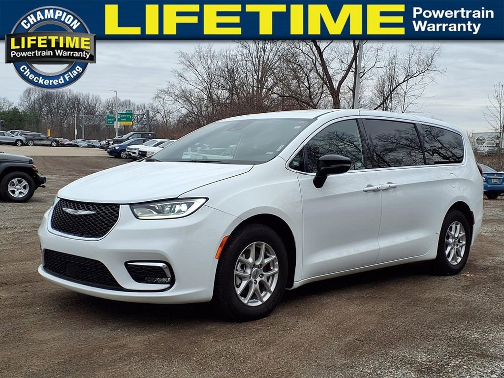 2025 Chrysler Pacifica Select's photo