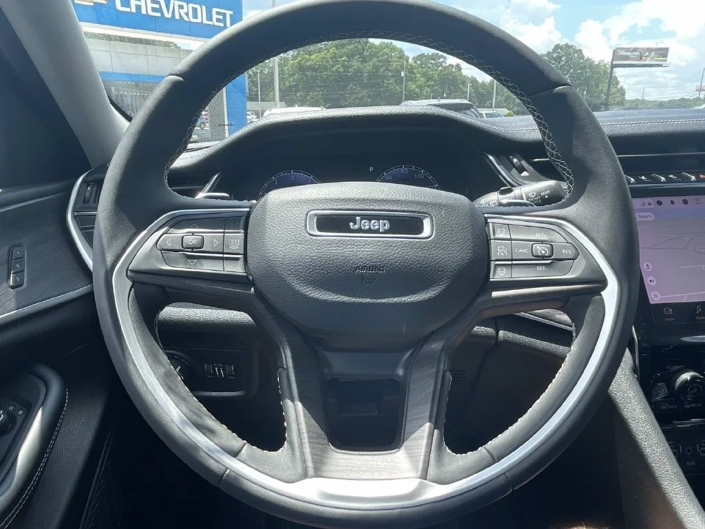 Used 2023 Gray Jeep Limited 4x2 image 23
