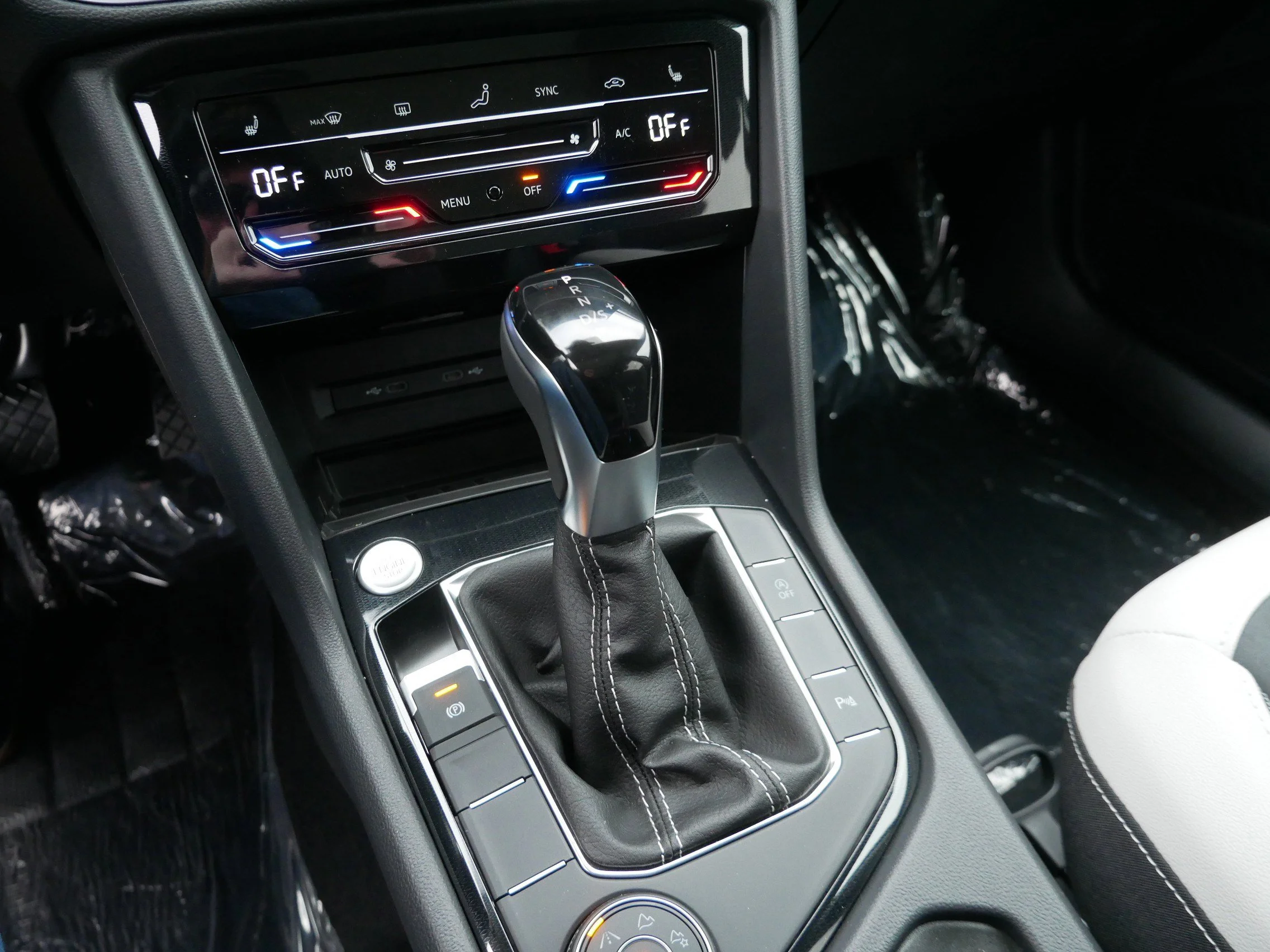 New 2026 Deep Black Pearl Volkswagen SE image 9