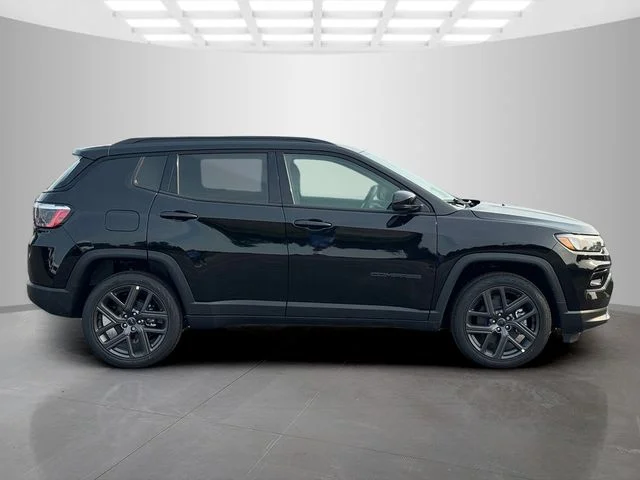 New 2026 Diamond Black Crystal Pearl-Coat Exterior Paint Jeep Limited image 8