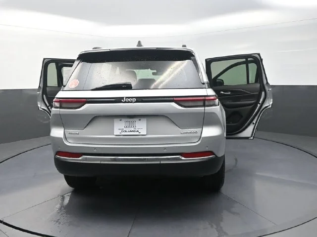 New 2026 Silver Zynith Exterior Paint Jeep Laredo X image 34