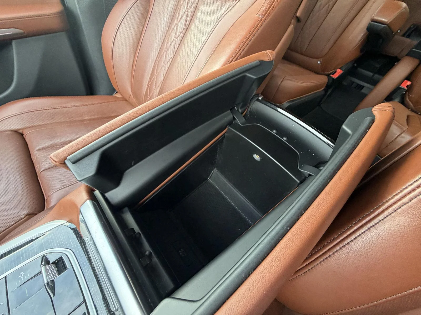 Used 2025 Black Sapphire Metallic BMW M60i image 13