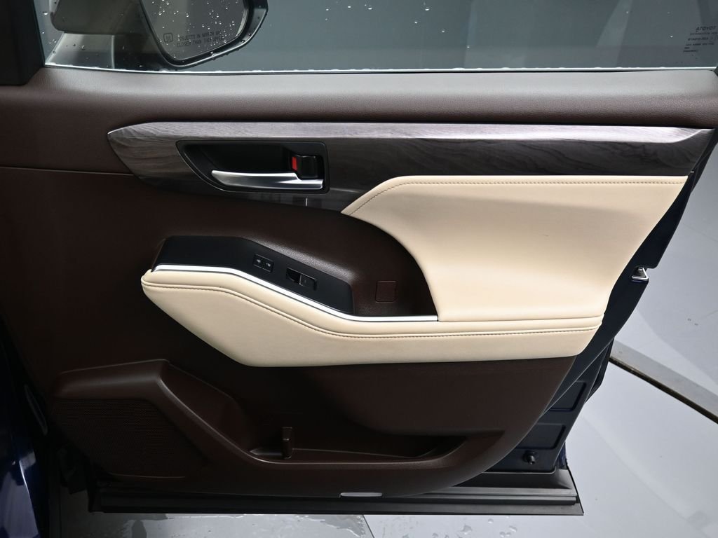 Used 2022  Toyota Limited image 39