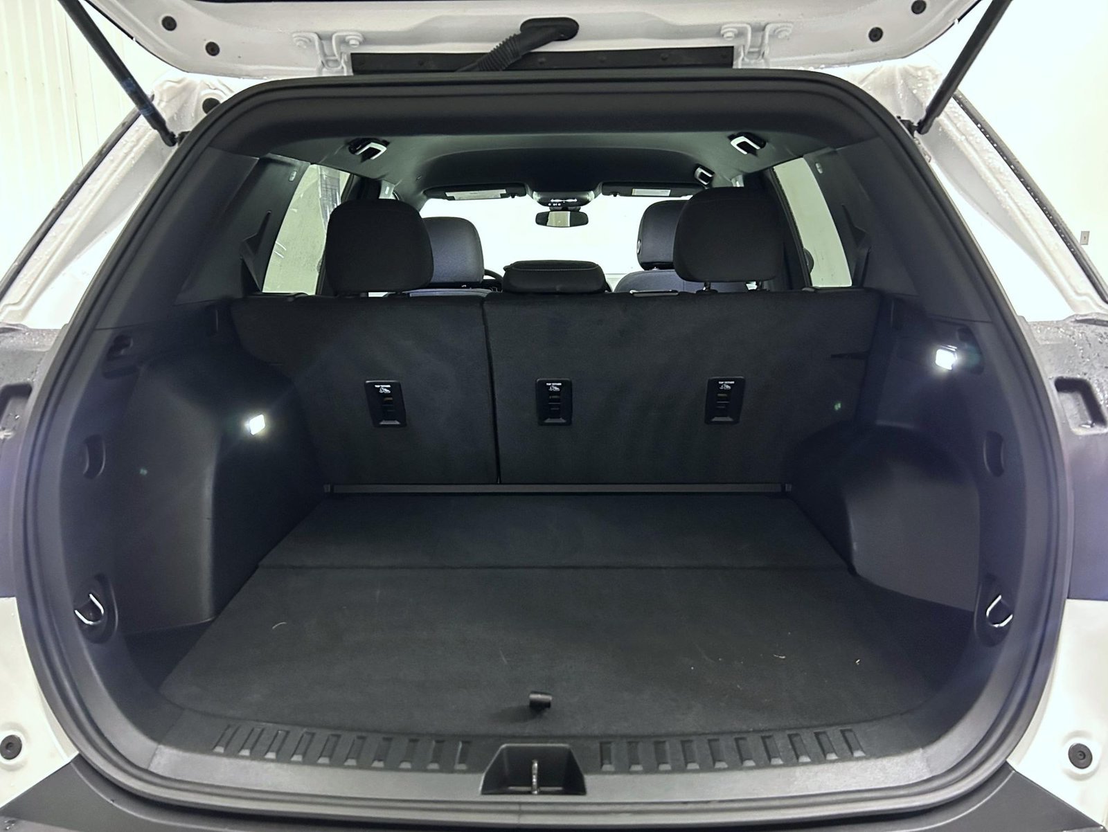 Used 2026 Summit White GMC Elevation image 21